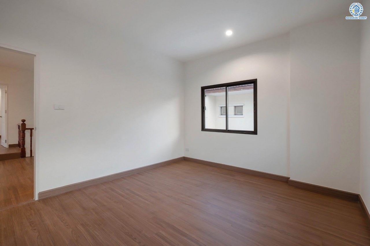 บ้านมือสองตกแต่งใหม่ โครงการ ลภาวัน9 ชัยพฤกษ์-ปากเกร็ด เนื้อที่ 71.9 ตร.ว. ฟังก์ชัน 3 ห้องนอน 3 ห้องน้ำ 1 ห้องอเนกประสงค์ 2 ที่จอดรถ ภายในบ้านกว้างขวาง ตอบโจทย์ทุกคนในครอบครัว บนทำเลที่ดีที่สุด เดินทางสะดวก เชื่อมต่อเมือง ใกล้เซ็นทรัลแจ้งวัฒนะ โรบินสัน ไลฟ์ไตล์ ราชพฤกษ์ และรถไฟฟ้าสายสีม่วง "สถานีบางพลู"